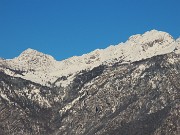 Miragoli con Monte Castello (1089 m), innevati e baciati dal sole-22nov25 - FOTOGALLERY